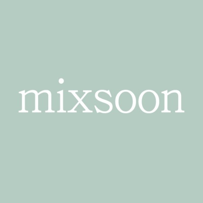 Logótipo da marca mixsoon em fundo verde-pálido.