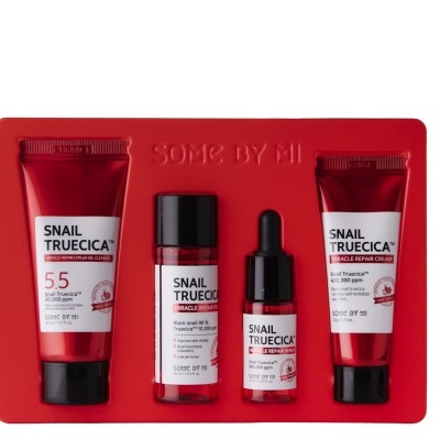 Conjunto skincare SOME BY MI Snail Truecica com quatro produtos em embalagem vermelha e preta