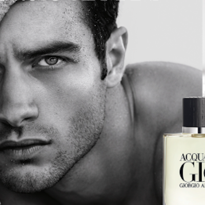Frasco de perfume Acqua Di Giò Giorgio Armani ao lado do rosto de um homem