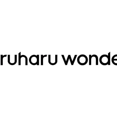 Logótipo 'haruharu wonder' em preto sobre fundo branco