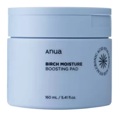 Frasco azul claro de Anua Birch Moisture Boosting Pad com texto e símbolo preto