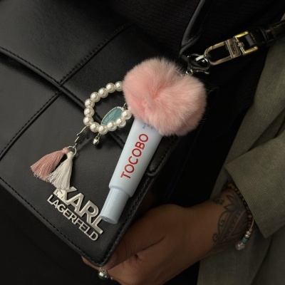 Bolsa preta KARL LAGERFELD com chaveiro decorativo e tubo TOCOBO