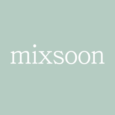 Logótipo da marca mixsoon em fundo verde-pálido.