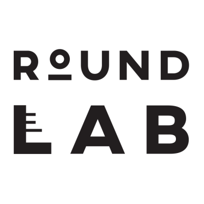 Logótipo com texto 'ROUND LAB' em letras pretas estilizadas