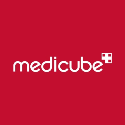Logotipo em letras brancas medicube com fundo vermelho