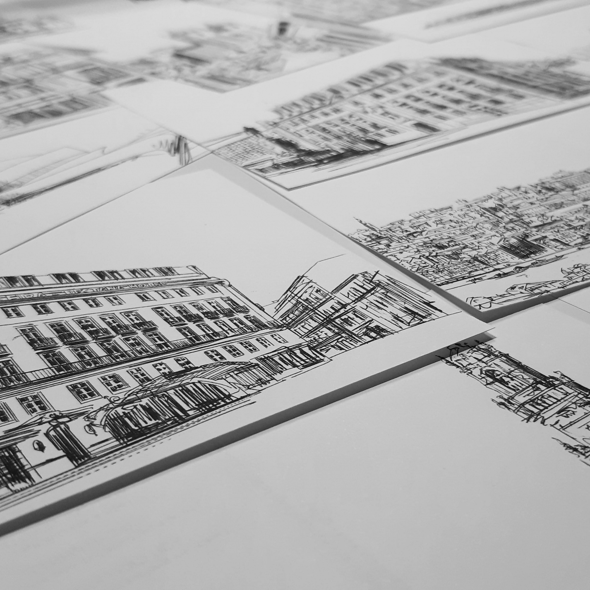 opografia personalizada Impressões a preto e branco de edifícios urbanos sobre mesa branca