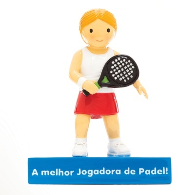Figura decorativa de jogadora de padel com raquete e texto na base