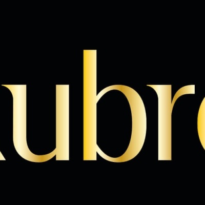 Logótipo dourado a dizer Rubre em fundo preto