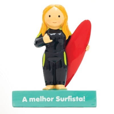 Figura decorativa de surfista mulher com prancha vermelha e base verde com texto