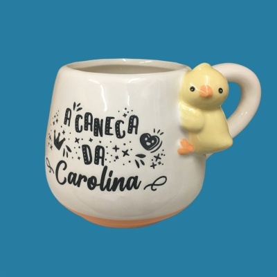 Caneca branca com texto preto e puxador de patinho amarelo e bico laranja