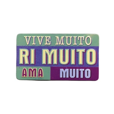 Placa decorativa retangular com texto colorido sobre fundo verde, azul e roxo