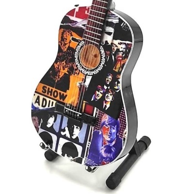 Guitarra acústica com estampa gráfica colorida e suporte preto.