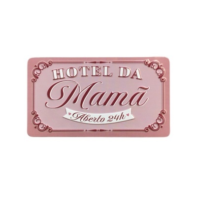Placa decorativa rosa com texto Hotel da Mamã Aberto 24h em relevo