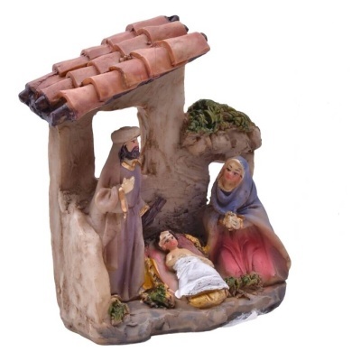 Pequeno presépio em resina com figuras da natividade e estrutura com telhado castanho
