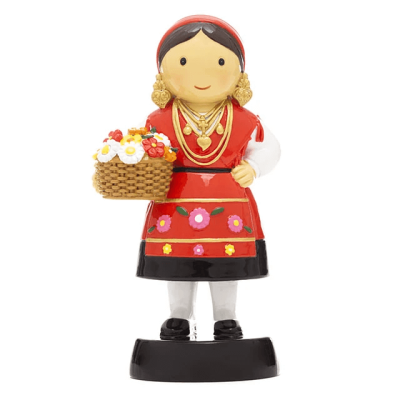 Figurina mulher em traje tradicional vermelho segurando cesta de flores