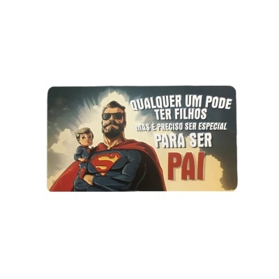 Tapete retangular com ilustração de super-heróis e texto em português.