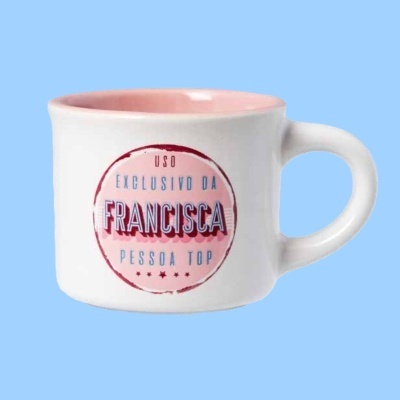 Caneca branca e rosa com texto personalizado
