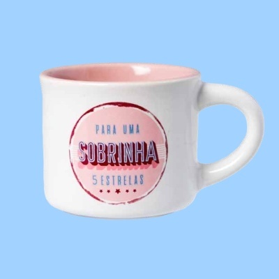 Caneca branca com interior cor de rosa e texto 'PARA UMA SOBRINHA 5 ESTRELAS'