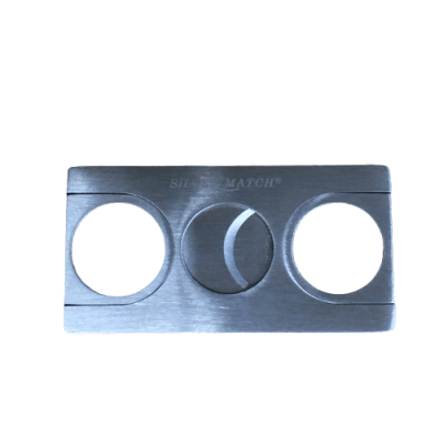 Cortador de charutos em metal prateado com três orifícios circulares