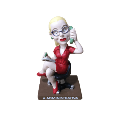 Figurina de mulher administrativa sentada numa cadeira de escritório.