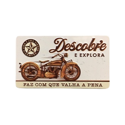 Placa decorativa branca com mota castanha e texto em castanho
