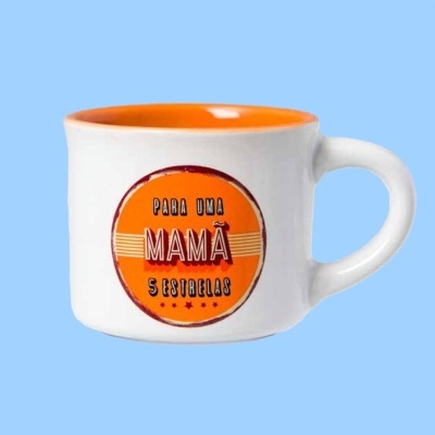 Caneca branca com interior laranja e texto para uma mamã 5 estrelas