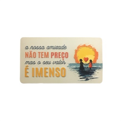 Placa decorativa com texto sobre amizade e ilustração de duas pessoas com balão em forma de coração