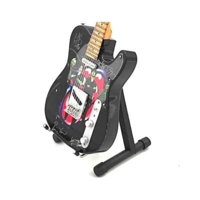 Guitarra elétrica preta com design colorido e assinaturas, num suporte preto