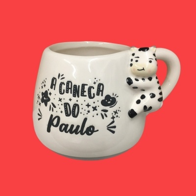 Caneca branca com pega de gato e texto decorativo