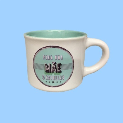Caneca de cerâmica branca com interior verde água e texto para mãe cinco estrelas