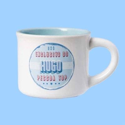 Caneca branca com impressão e interior azul claro