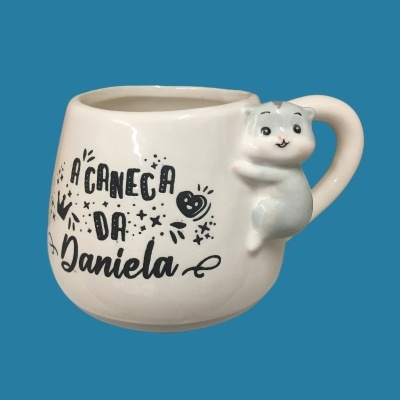 Caneca branca com texto e gatinho 3D na pega