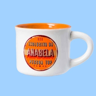 Caneca branca com interior laranja e texto 'USO EXCLUSIVO DA ANABELA PESSOA TOP'