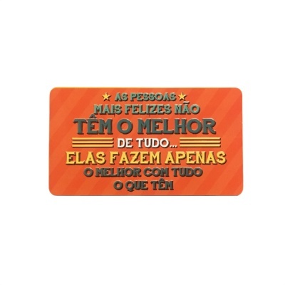 Placa retangular laranja com texto motivacional em relevo