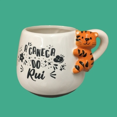 Caneca branca com texto e puxador de tigre laranja