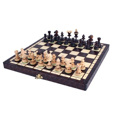 Tabuleiro de xadrez em madeira com peças claras e escuras