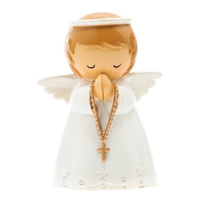Estatueta de anjo branco com asas e terço dourado nas mãos