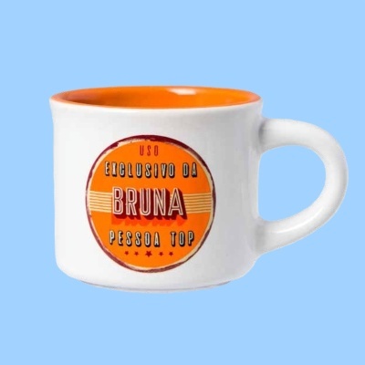 Caneca branca e laranja com texto personalizado