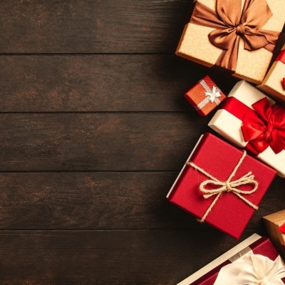 Caixas de presente decoradas com fitas em madeira escura