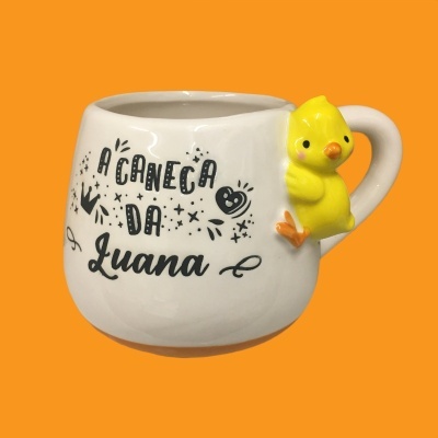 Caneca branca com texto e puxador de pintainho amarelo