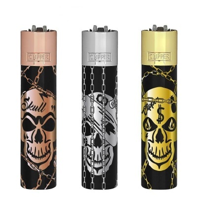 Três isqueiros Clipper com desenhos de caveira e correntes