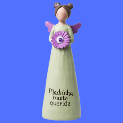 Figura decorativa anjo com vestido verde claro e asas rosas segurando flor roxa