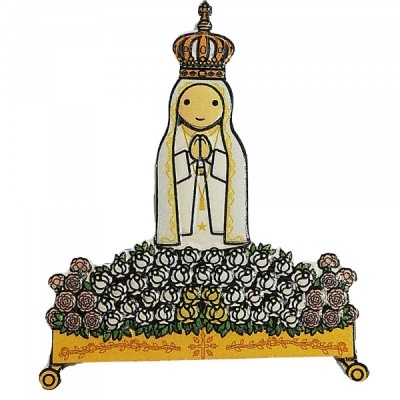 Estatueta religiosa da Nossa Senhora de Fátima com coroa e flores.