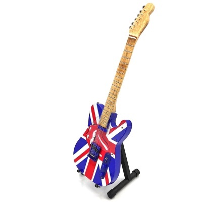 Guitarra elétrica com bandeira do Reino Unido e suporte preto