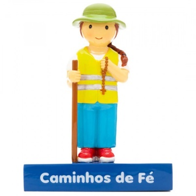 Figura feminina com colete refletor e cajado sobre base azul com texto