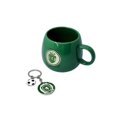 Caneca verde com símbolo do Sporting Clube de Portugal e porta-chaves com bola de futebol e emblema do Sporting