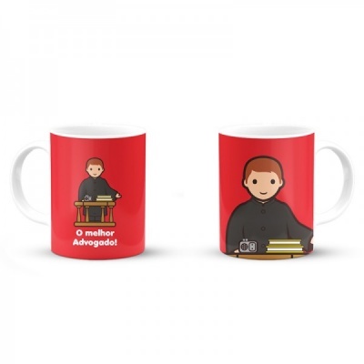 Caneca branca com ilustração de advogado e texto em fundo vermelho