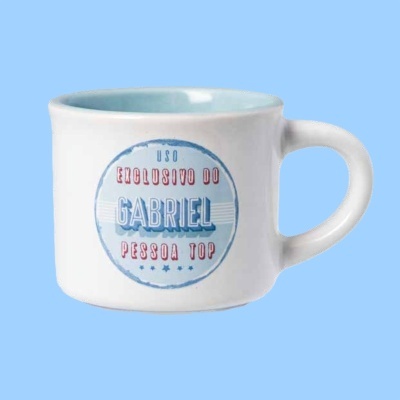 Caneca branca com interior azul e texto personalizado