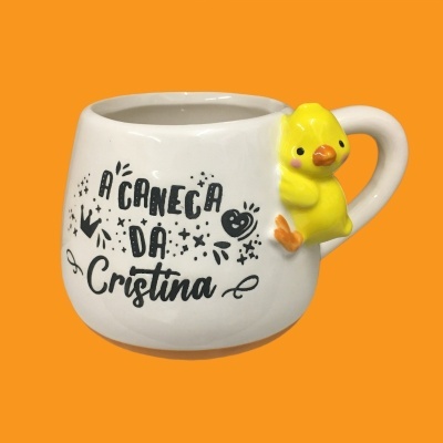 Caneca branca com texto e pato amarelo no cabo
