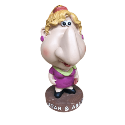 Figurinha caricatural com vestido roxo e base com texto